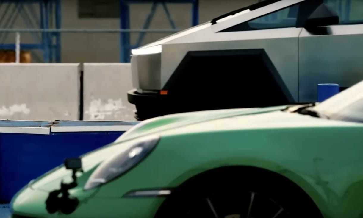 Az új Tesla pickup Porsche 911-et trélerezve is legyorsul egy Porsche 911-et – videó