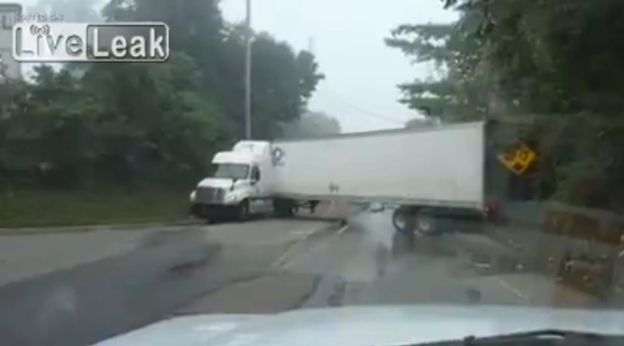 Komoly a rombolás, amikor szerencsétlenből, bénába vált át egy kamionos - videó