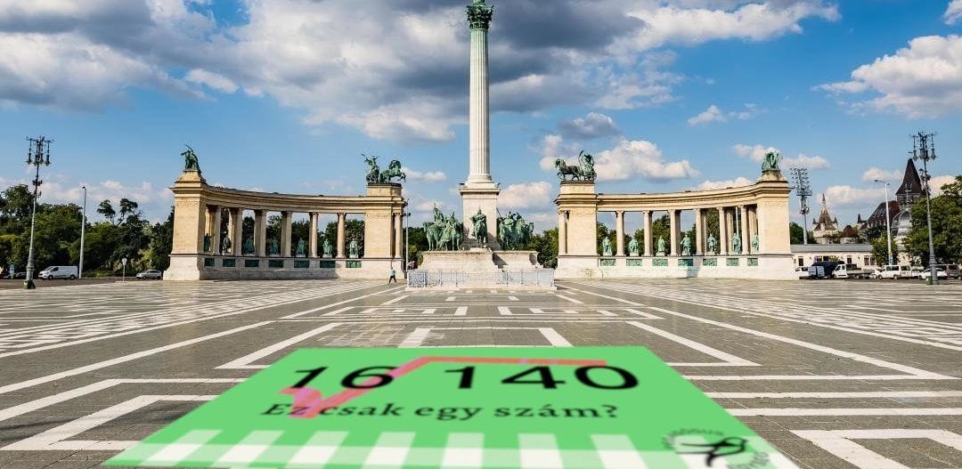 Annyi hiányjelet rajzolnak fel a Hősök terén, ahány tanár hiányzik a közoktatásból