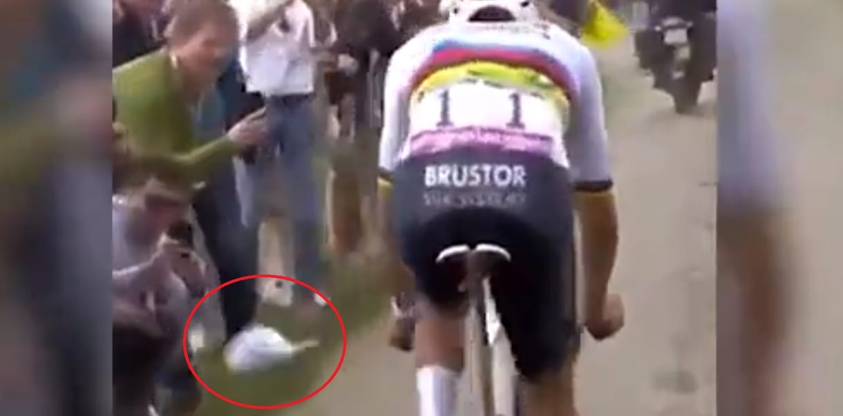 Sapkáját a kerekek közé dobva akarta buktatni egy szurkoló a világbajnok kerékpárost – videó
