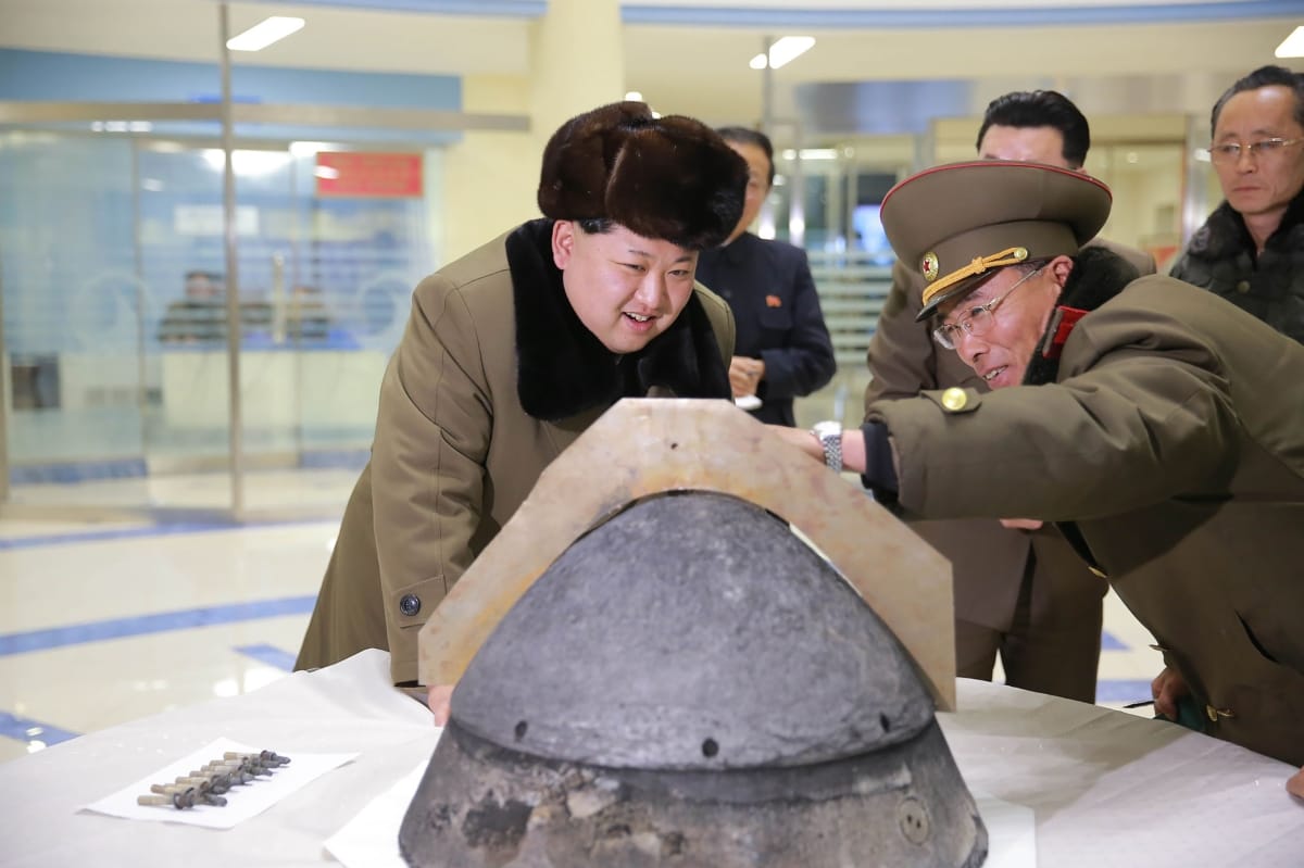 Sántikálva látogatott el egy cipőgyárba Észak-Korea diktátora