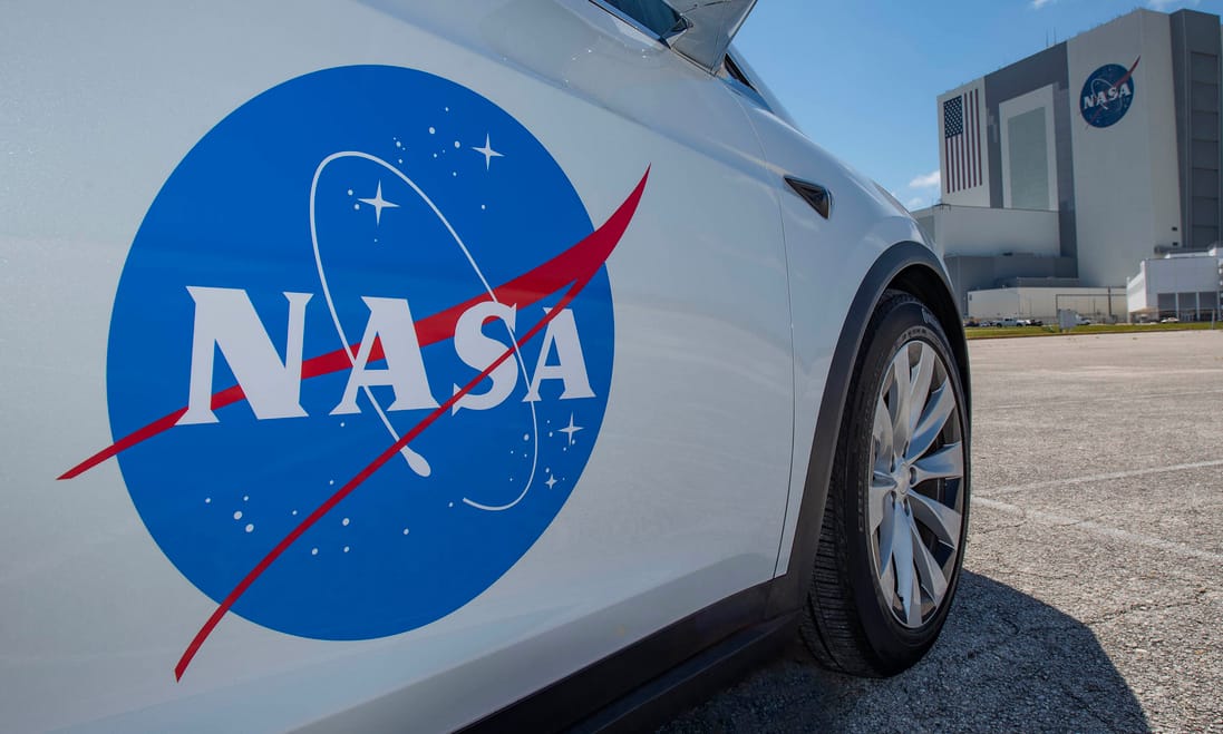 Egy Teslával kezdik meg a NASA asztronautái az űrutazásukat