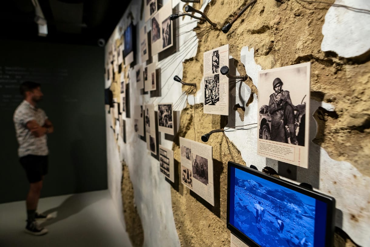 „A világ legnagyobb hadifotósa” – Robert Capa első állandó életmű-kiállítása Budapesten