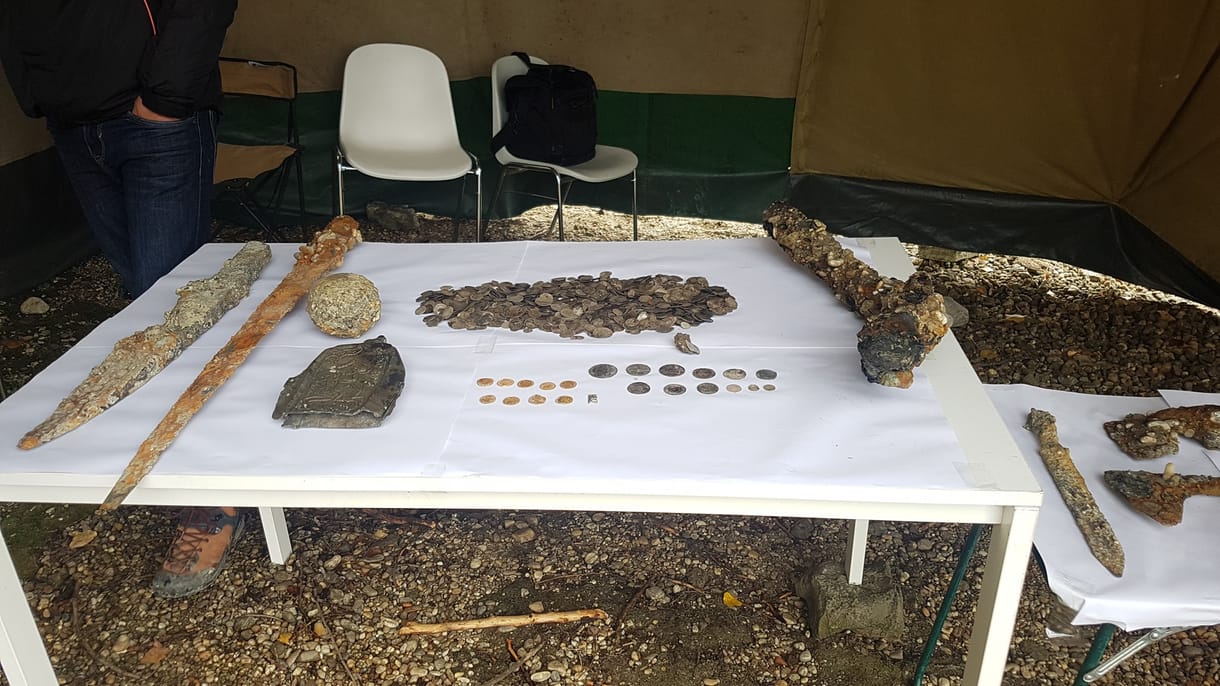 Videó: Egy elsüllyedt hajó rakománya lehet a Dunából előbukkant kincs
