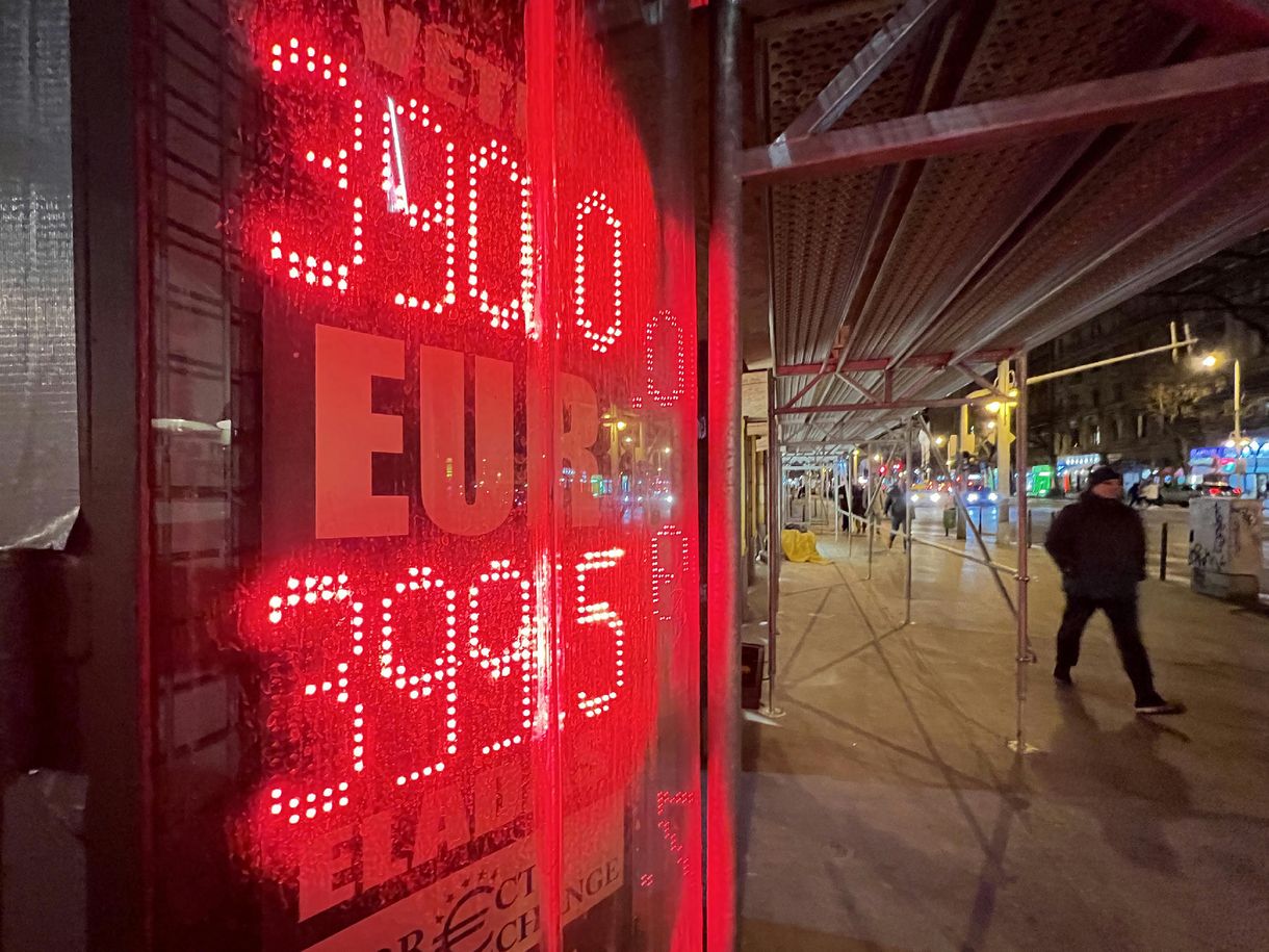 Visszatért a forint oda, ahonnan a hét elején zuhanni kezdett