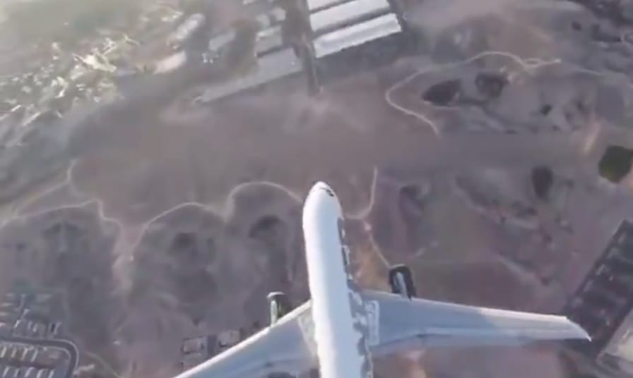 Rémisztően közel repült egy drón egy leszállóban lévő repülőgéphez – videó