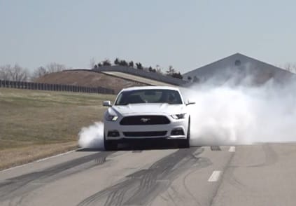 Gumifüstölő automatika is van az új Mustangban - videóval