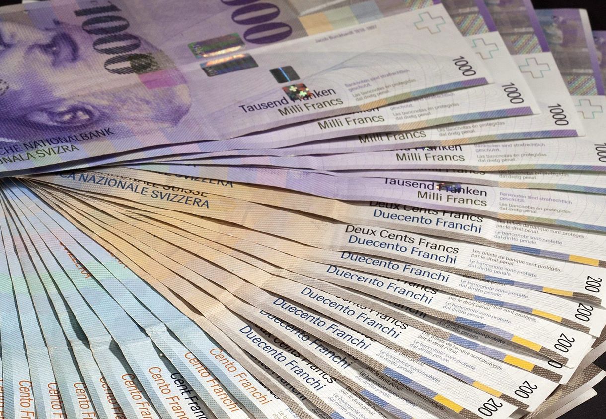 Erősödött a forint, már 242 környékén a svájci frank