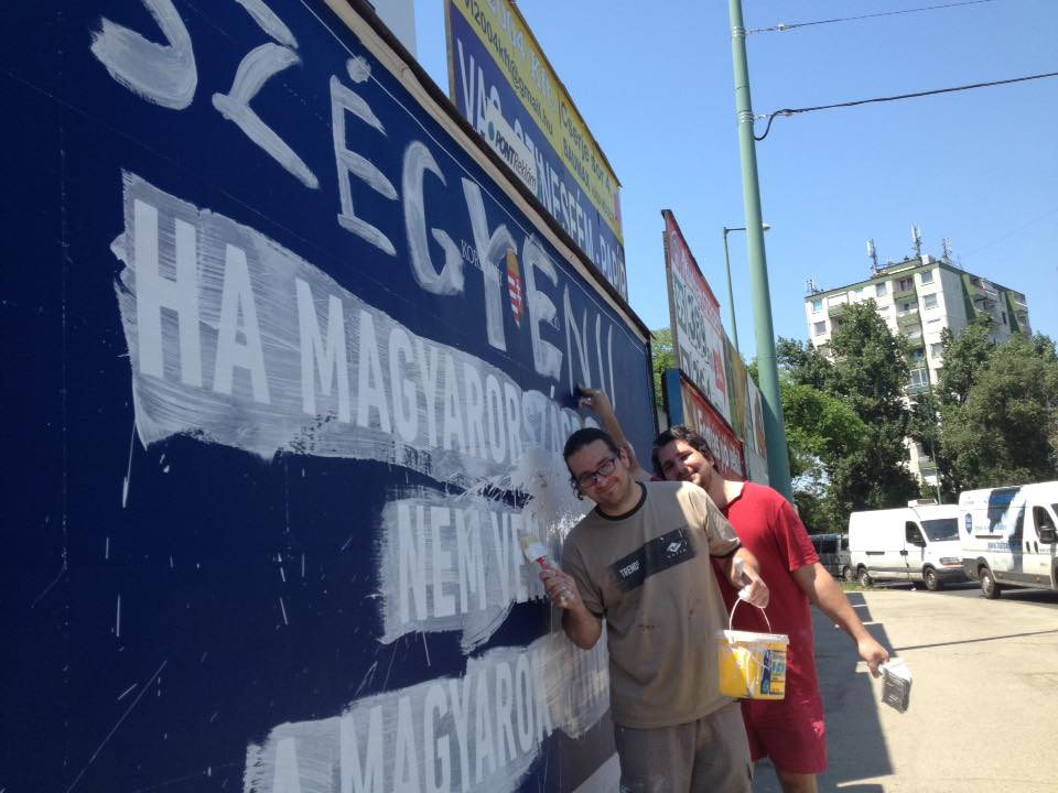 Szegeden is plakátfestő aktivistákat vettek őrizetbe