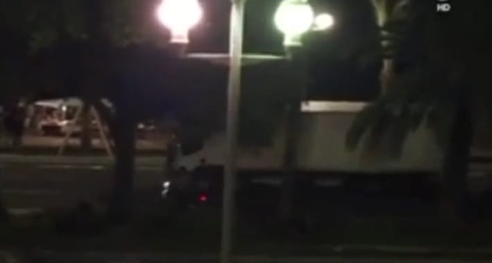 Megpróbálta megállítani a nizzai teherautót egy motoros - videó