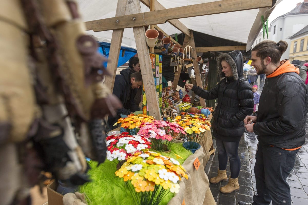 Vármizéria: ezután csak nyolc turistabuszt engednek fel egyszerre