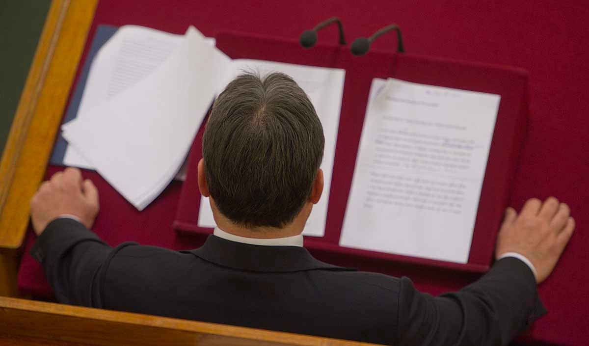 Hátbatámadásról beszélt Orbán - percről percre a parlamentből