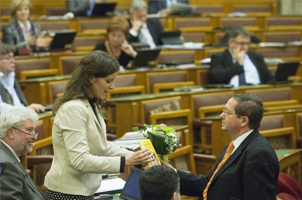 Fotó: Szél Bernadettet virággal lepte meg az őt korábban lebutázó fideszes