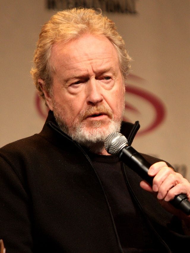 Ridley Scott citromsárga nadrágban flangál Budapesten