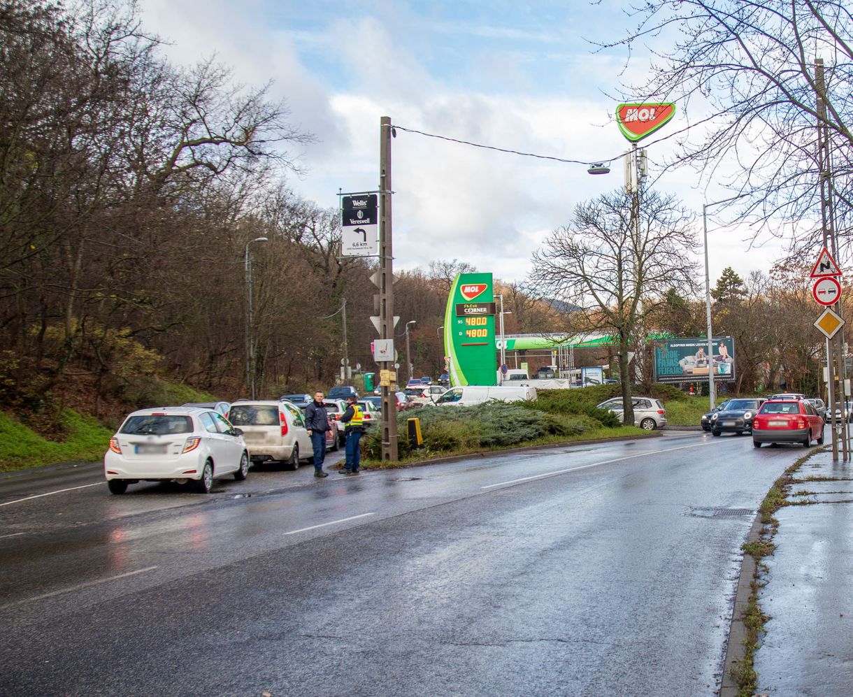 Akkora a káosz, hogy forgalomirányítókat küldött a II. kerület a benzinkutakhoz
