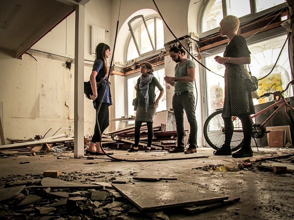 Áprilistól kivirul néhány bedeszkázott budapesti kirakat