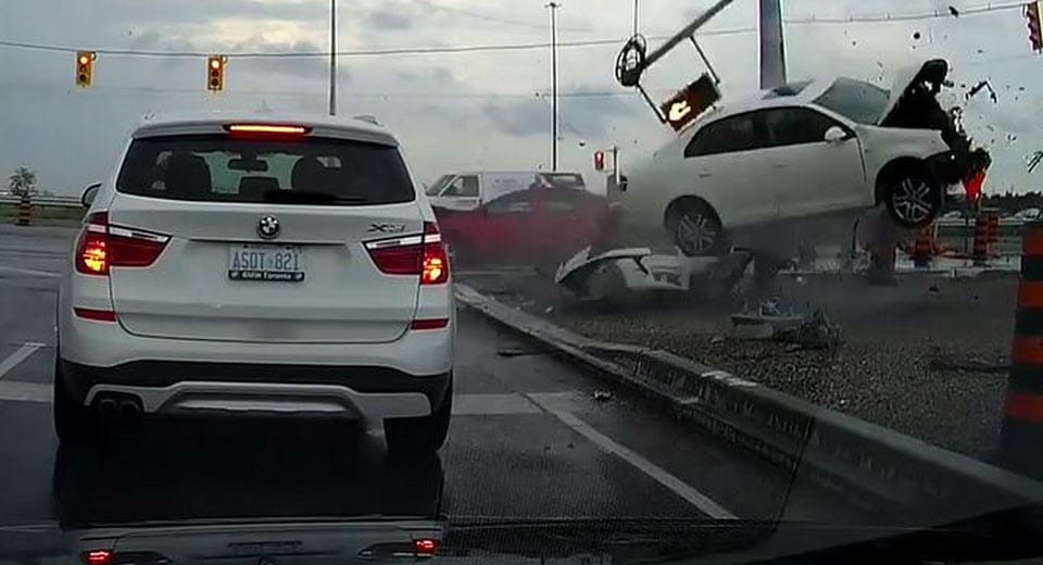 Nem adta meg az elsőbbséget a Toyota sofőrje, szó szerint elszállt a Volkswagen – videó