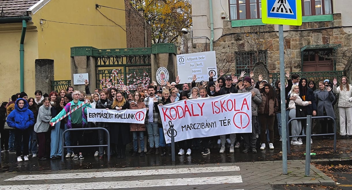 Lezárták  a tiltakozó tanárok a Marczibányi téri Kodály iskola bejáratát