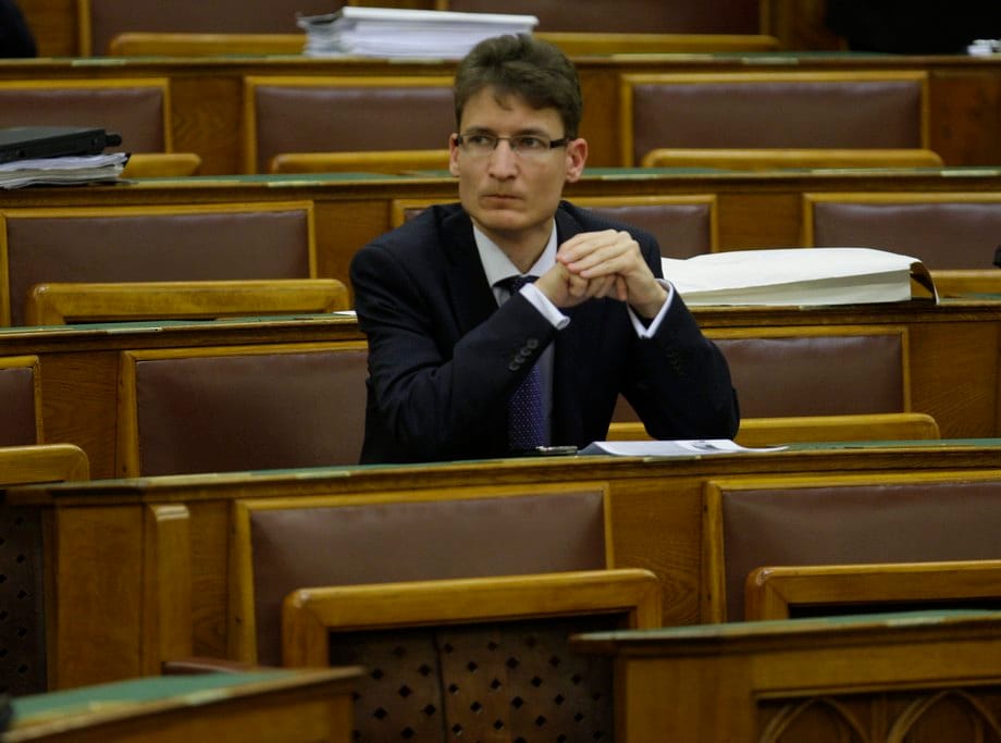 Cser-Palkovicsék kirúgták a Vörösmarty színházigazgatóját