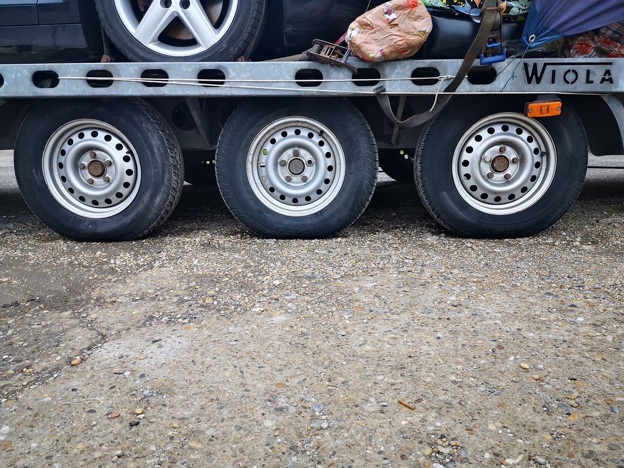 Több mint 4 tonnányi túlsúllyal kaptak el egy furgont az M0-son