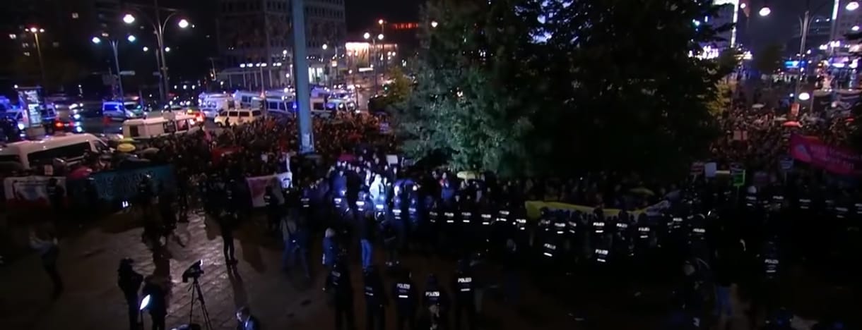 Az AfD választási bulijánál tüntettek a szélsőjobb előretörése miatt dühös németek - videó