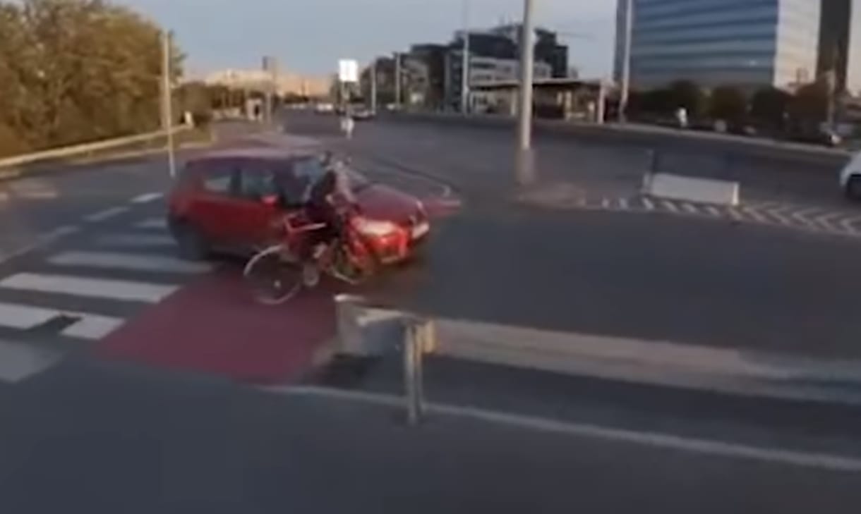 Videóra vették, ahogy kerékpárossal ütközik egy autós az Árpád hídon