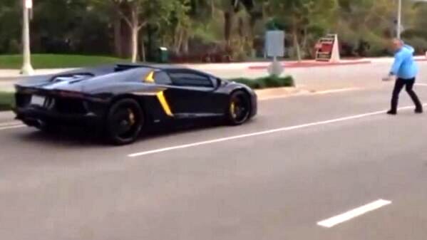 Kővel dobált egy 400 ezer dolláros Lamborghinit egy begőzölt férfi