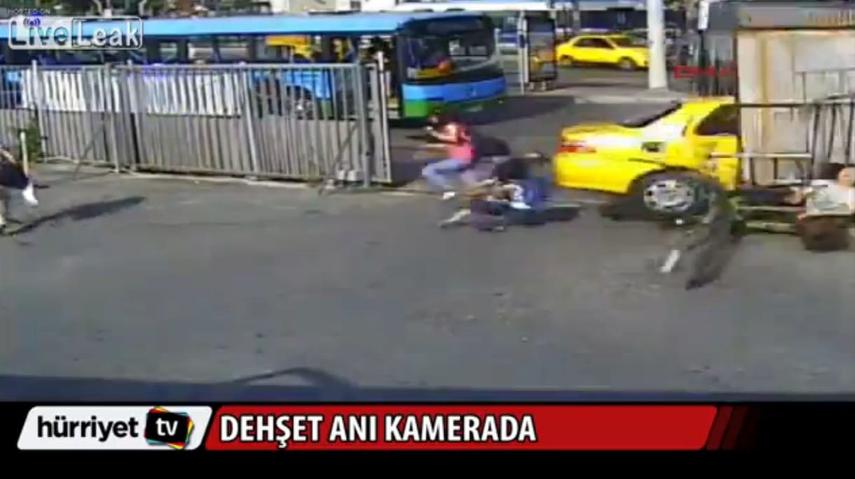Beragadt gázpedállal pusztított egy busz Isztambulban - videó