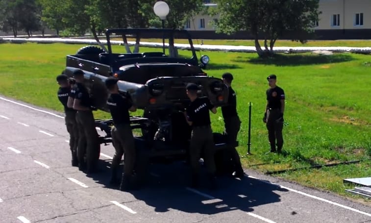 Másfél perc alatt kapják szét az orosz katonák az UAZ-t – videó