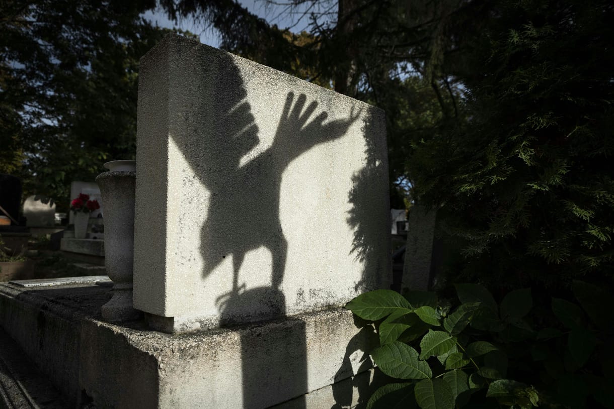 „Aktiválják a halálfélelmünket” – túl sokat tudunk a halálról, mégis egyre távolabb kerülünk tőle