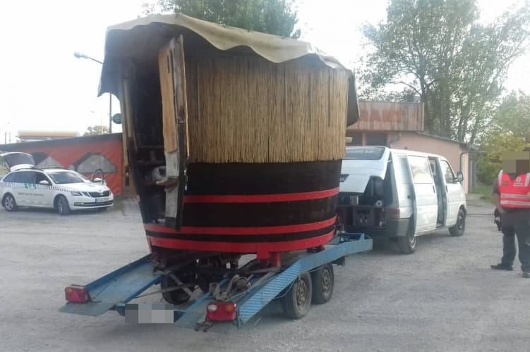 Óriási dézsát vitt az utánfutóján egy magyar sofőr