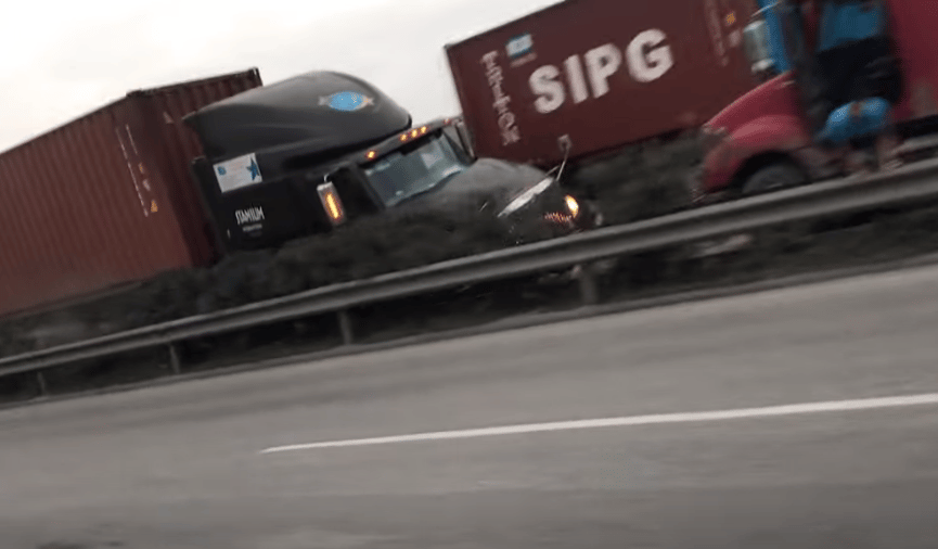 Videó: amikor 1 másodperced van elugrani két egymásnak csapódó kamion elől