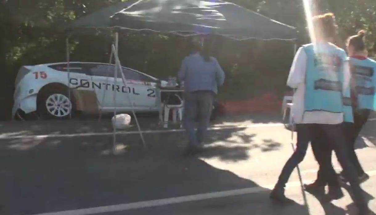 Videó: Ez lett volna az utóbbi idők legszerencsésebb versenybalesete?
