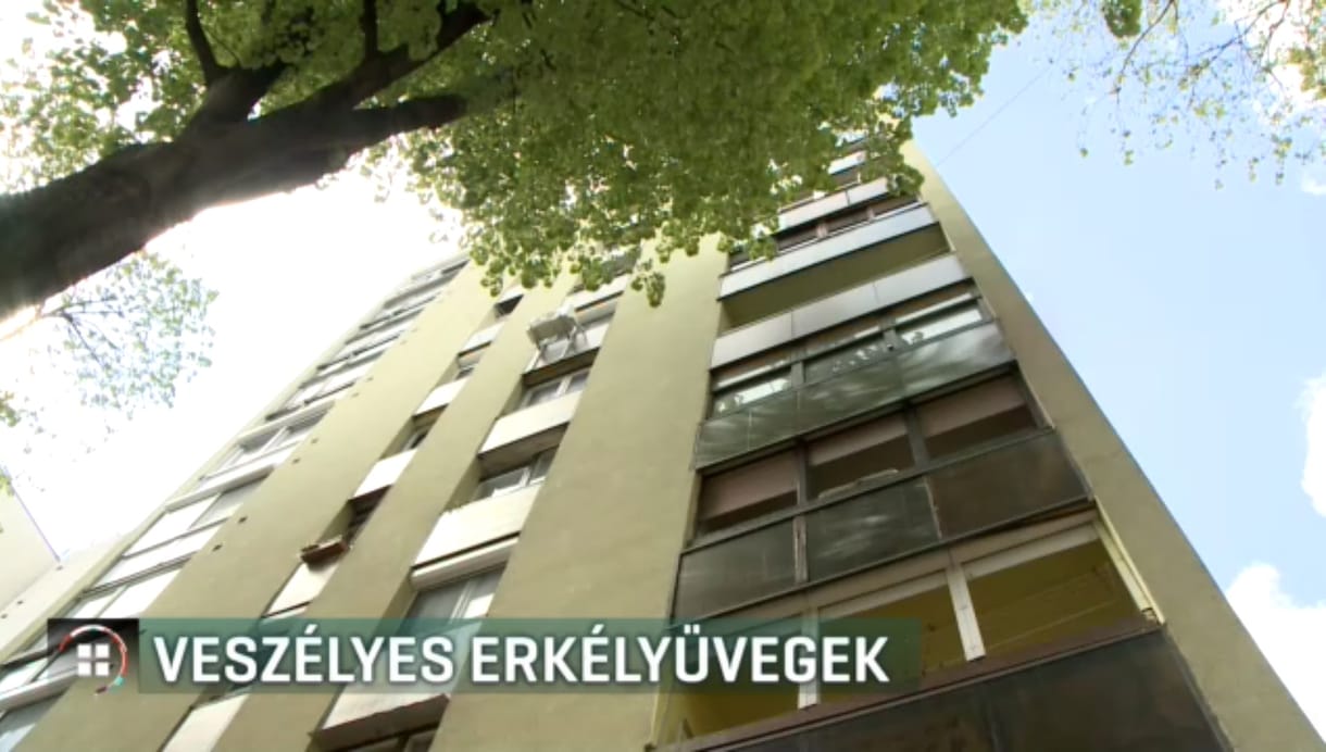 Kizuhant az erkély üvegtáblája egy pécsi tízemeletesből