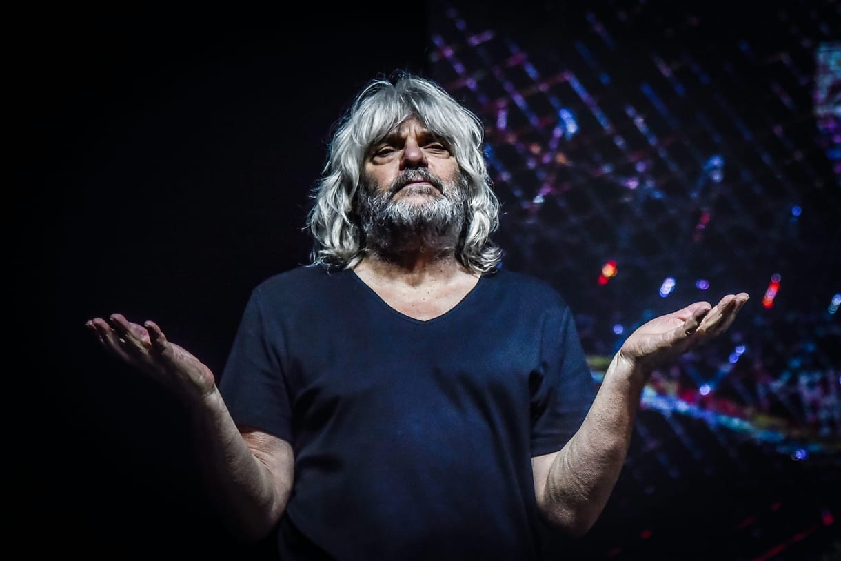 Foci helyett: Emlékezés Hobóval Jim Morrisonra és Brian Johnsonra