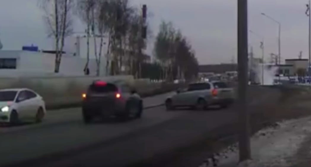 Egyetlen dologra kellett volna figyelnie a sofőrnek, mégis balesetet okozott – videó