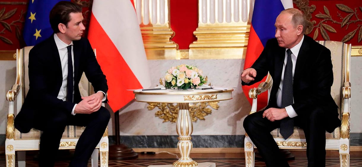 Az osztrák kormányfő többször találkozik Putyinnal, de másképp a barátja, mint Orbán