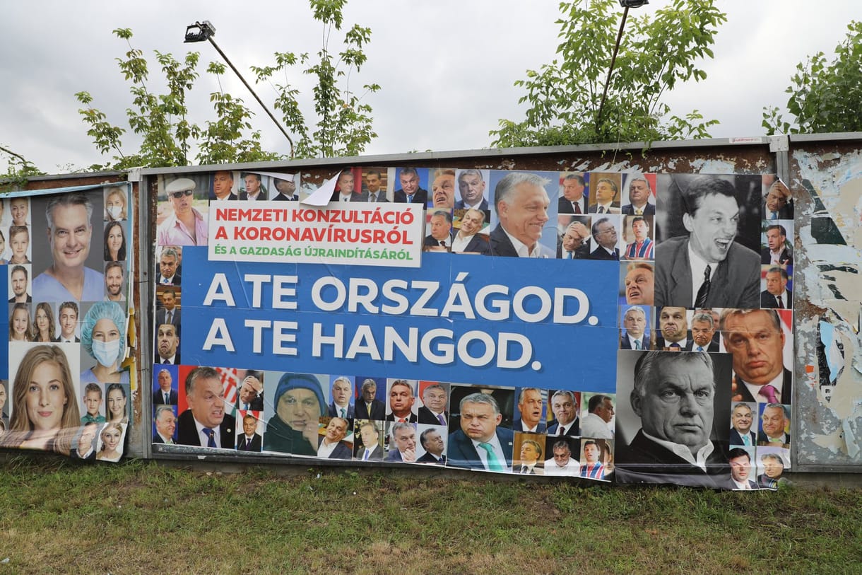 Orbán Viktor portréi borítják a Kétfarkú plakátjait