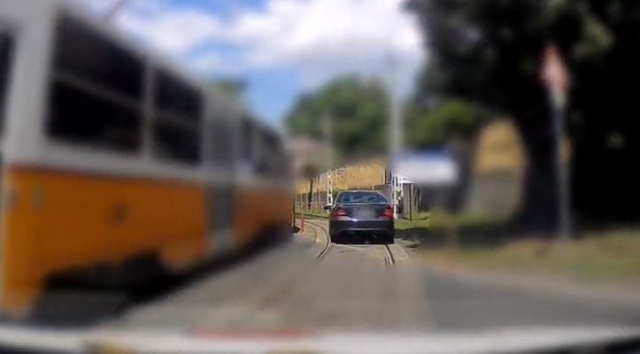 Videó: Villamossíneken keresztül menekült egy ámokfutó mercis Budapesten