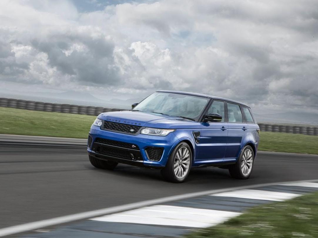 Itt tartunk: egy Range Rover jobb versenypályára, mint földútra