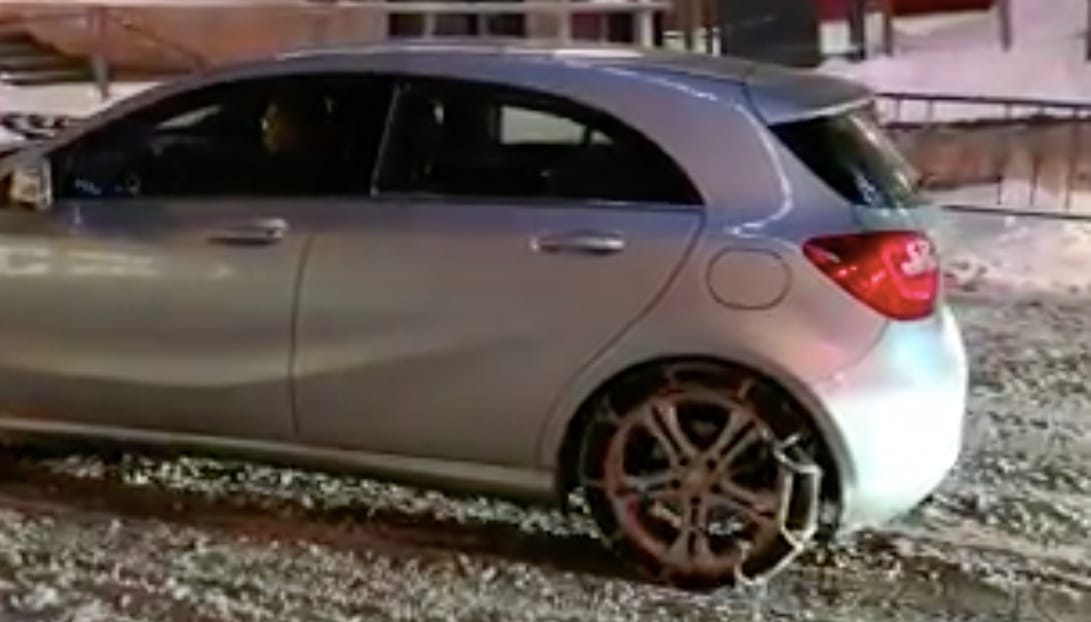 Videó: felrakta a sofőr a hóláncot, mégis rajta nevet a fél internet – joggal