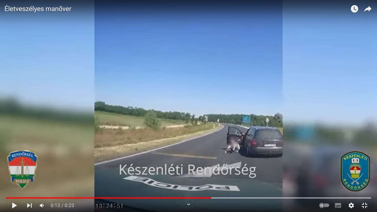 Videón, ahogy menet közben kiugrik az autóból a menekülő embercsempész