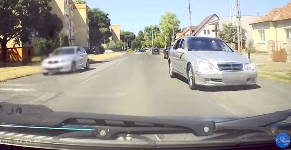 Szembe forgalomban, jobbról előzött egy őrült mercis Pécsen – videó