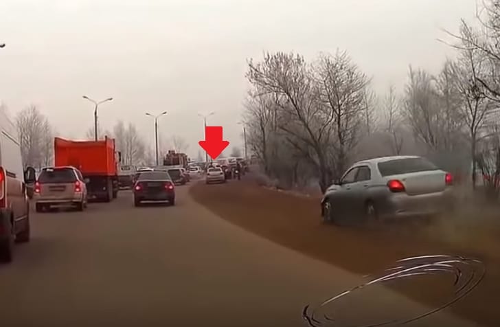 Ezt csúnyán benézte a szabálytalankodó autós – videó