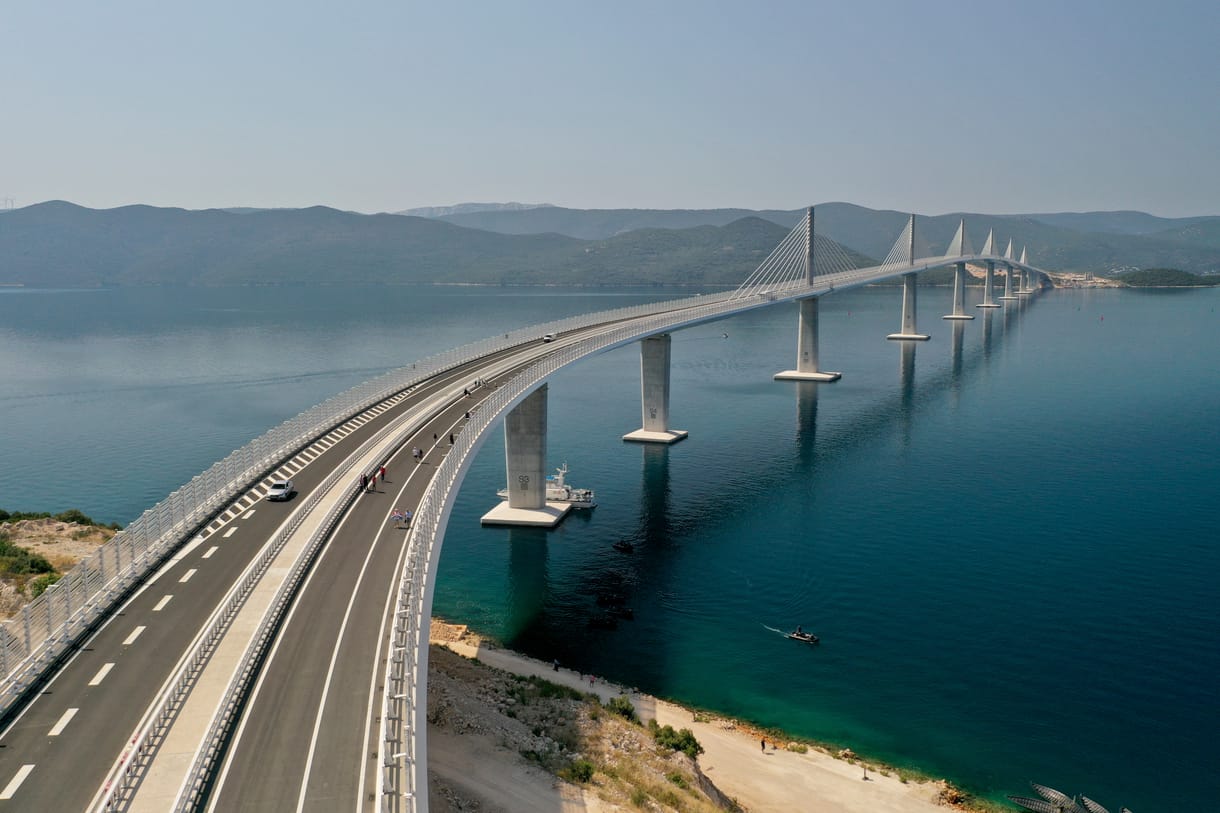 Felavatták a Horvátország északi és déli részét összekötő Peljesac hídat