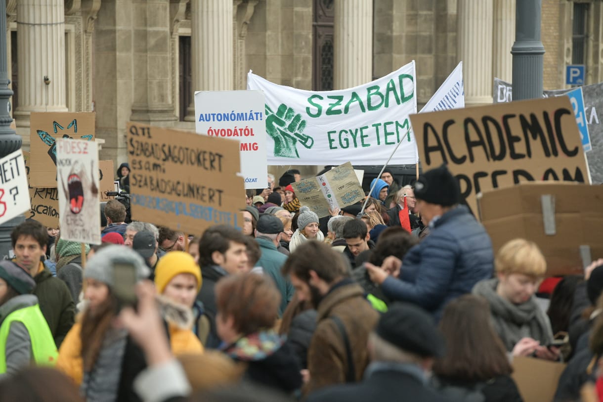 Megtámadtak egy párt a 4-es metrón, mert meglátták náluk a CEU-tüntetésre készített transzparenst