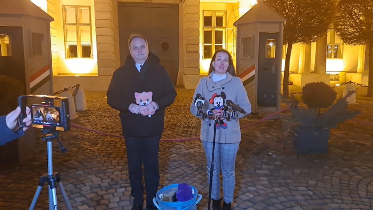 Beragasztott szájú plüssállatokat vitt a Jobbik a Sándor-palota elé