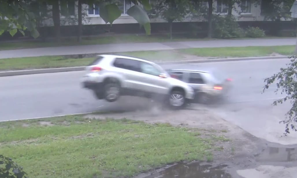 Az ilyen sofőrök miatt találták ki az oldallégzsákot – videó