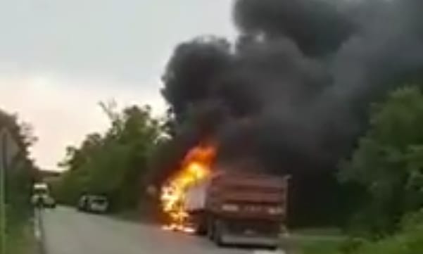 Videó: hatalmas tűzzel és füsttel égett egy magyar kamion
