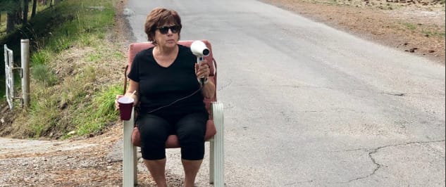 Hajszárítóval a kezében ül egy nagymama az út szélén, hogy lelassítsa a gyorshajtókat